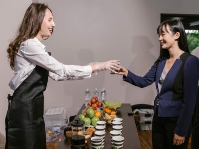 Une serveuse tend un verre à une participante lors d'un séminaire d'équipe en entreprise