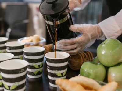 Service du café dans des gobelets en carton