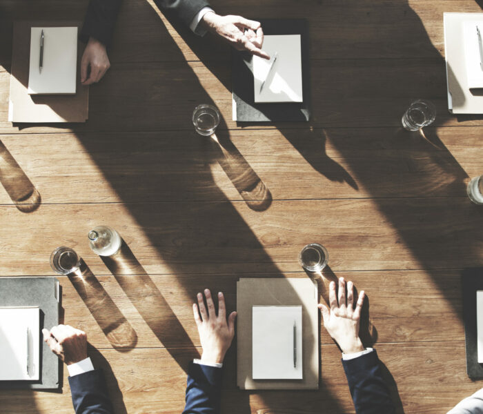 Personnes attablées lors d'un séminaire d'équipe
