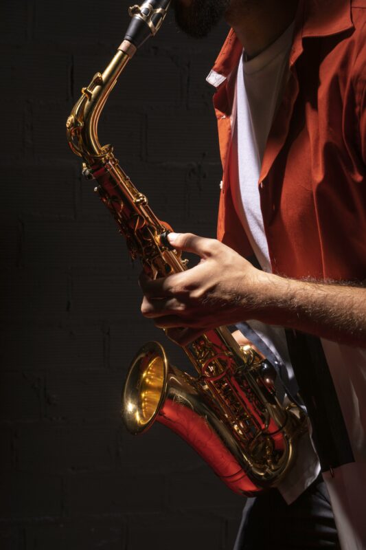 Un musicien jouant du saxophone