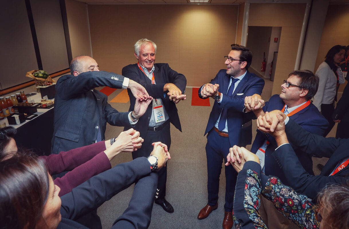 Tom Coss, magicien à Lille dans les Hauts de France réalisant une performance interactive lors d'un événement d'entreprise.