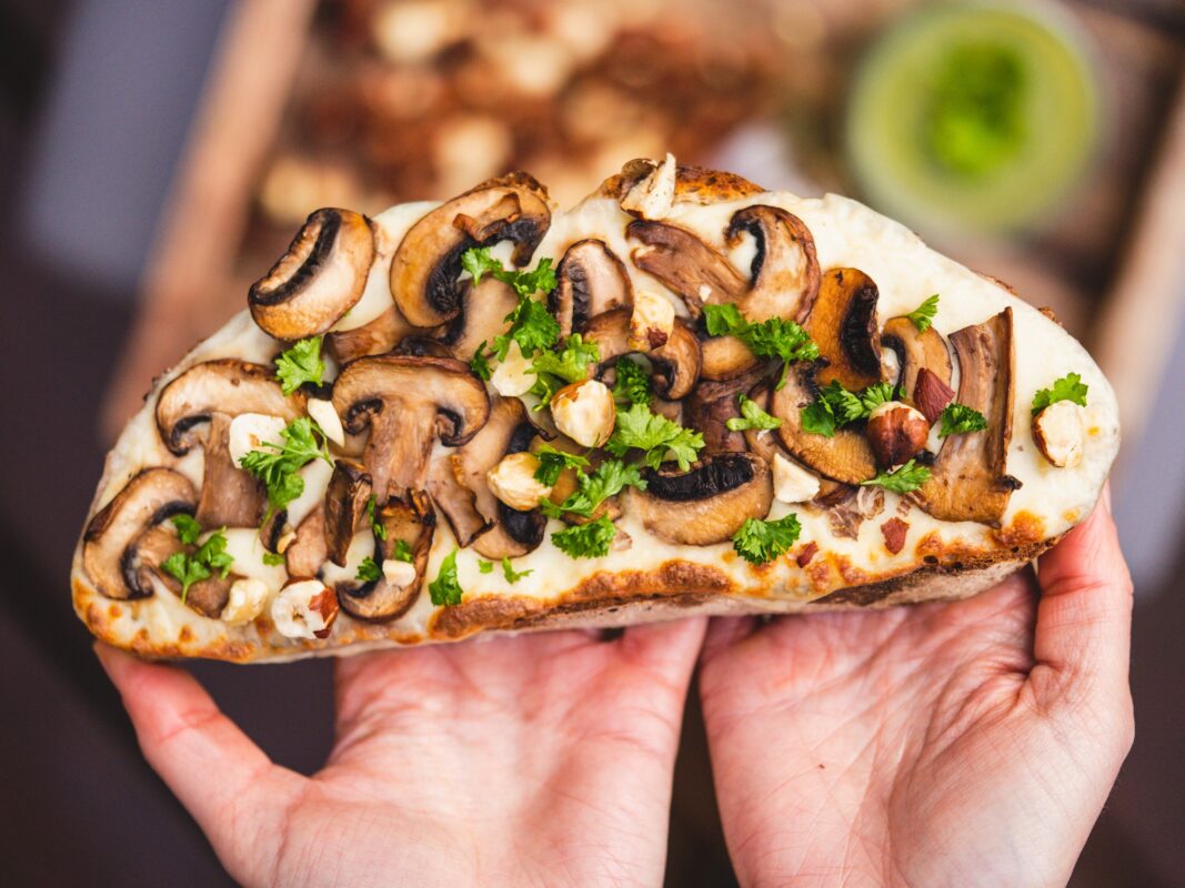 Tartine gourmade préparée par le food truck végétarien Graine de Toast