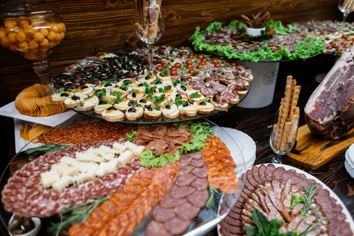 Un buffet froid de traiteur en entreprise