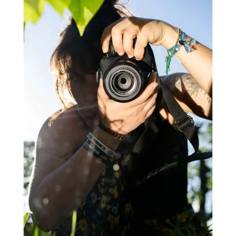 Justine Fa photographe sur Ybasta, Justine en traind e prendre une photo