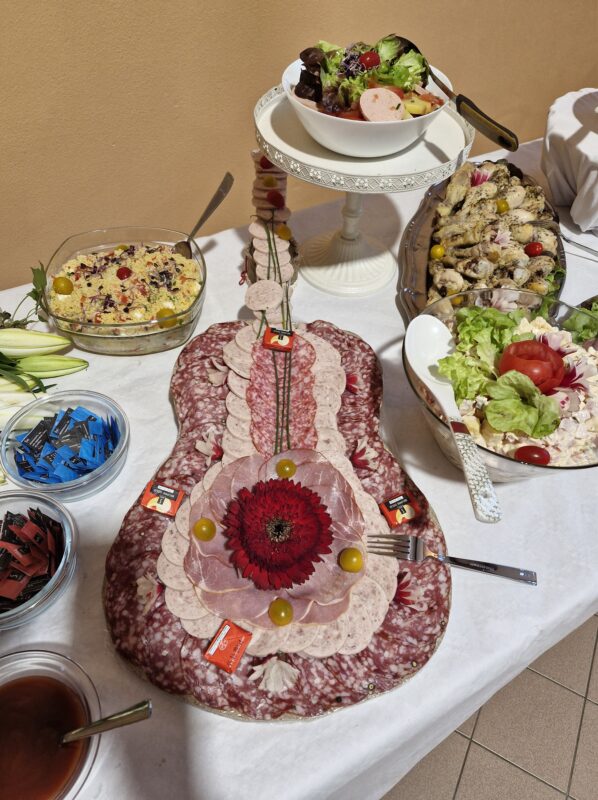 Plateau de charcuterie en forme de guitare