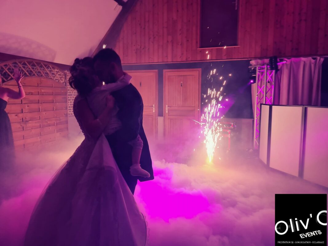 Un couple danse sur une piste de danse